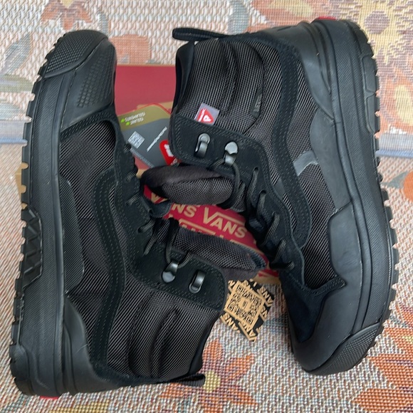 Vans WMNS Ultrarange Exo
Black/Black
VN0A4BVSBKA
Boots UltraRange EXO Hi MTE-2 - Picture 15 of 16